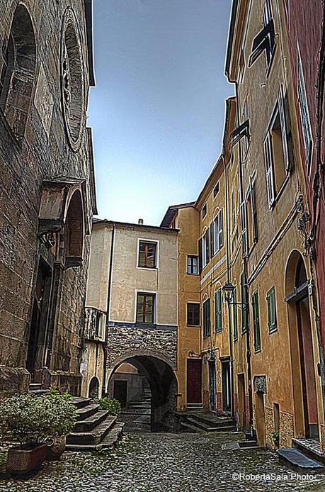 Pigna, entrata principale chiesa di San Michele