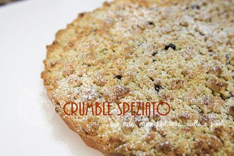 crumble speziato con  mele, crema pasticcera, pinoli e uvette