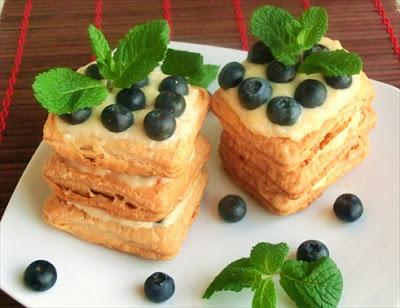 Pasticcini con crema di semolino e mirtilli.