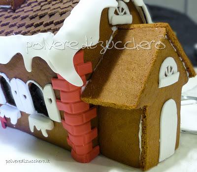 gingerbread house casetta pan di zenzero polvere di zucchero