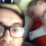 Papà canta la dance insieme al figlio neonato (video)