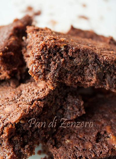 Brownie vegan cioccolato, caffè e datteri