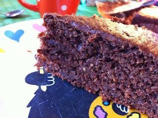 Torta prelibata con farina di carrube, mandorle, arancia e pepite di cioccolato