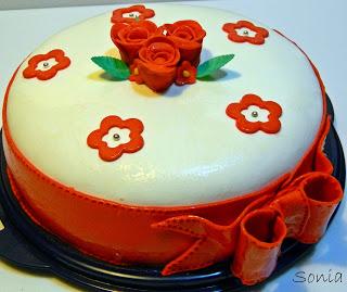 Buon compleanno nonna: torta di rose rosse in pdz
