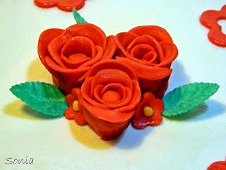 Buon compleanno nonna: torta di rose rosse in pdz