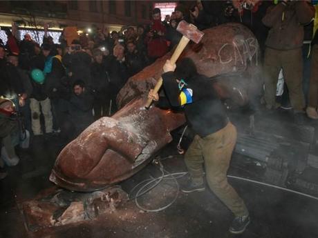 Kiev: manifestanti pro-Ue decapitano statua Lenin