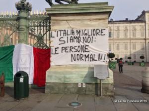 È iniziata anche a Torino la protesta del movimento dei forconi, con blocchi temporanei del traffico per effettuare volantinaggi e occupazione dei binari.