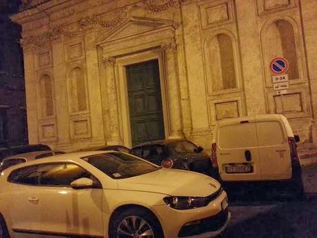 Mettiamoci d'impegno e salviamo l'isola pedonale del Ghetto. Uno dei luoghi più suggestivi (e sensibili) del mondo, trasformato in garage abusivo