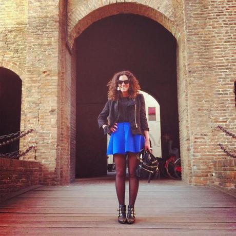 Stivaletti rock e una gonna in neoprene