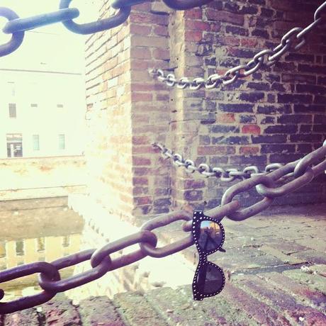 Stivaletti rock e una gonna in neoprene