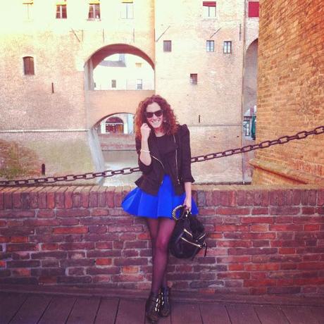 Stivaletti rock e una gonna in neoprene