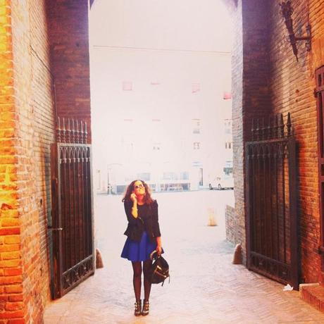 Stivaletti rock e una gonna in neoprene