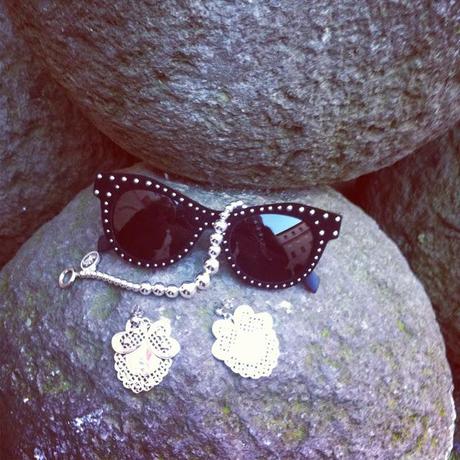 Stivaletti rock e una gonna in neoprene