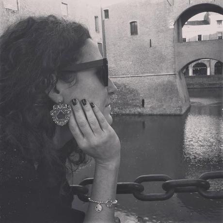 Stivaletti rock e una gonna in neoprene