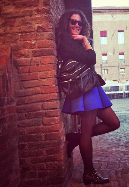 Stivaletti rock e una gonna in neoprene