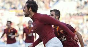 Tutta la gioia sprigionata da Destro, al rientro dopo un lungo infortunio e subito artefice del gol vittoria della Roma contro la Fiorentina