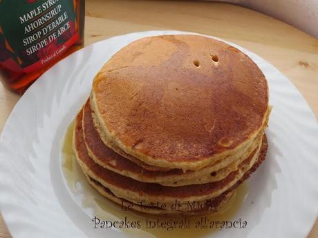 Pancakes integrali all'arancia con sciroppo d'acero