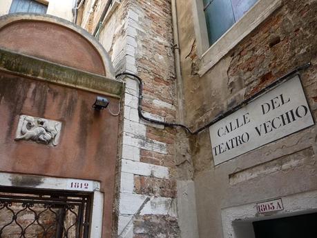 L'impresario a Venezia: Calle del teatro vecchio (San Cassiano)