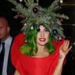 Lady Gaga si concia per le feste: ecco l’abito-albero di Natale