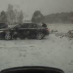 Auto è ferma al lato della strada, riparte ma sbatte contro gli alberi (Video)