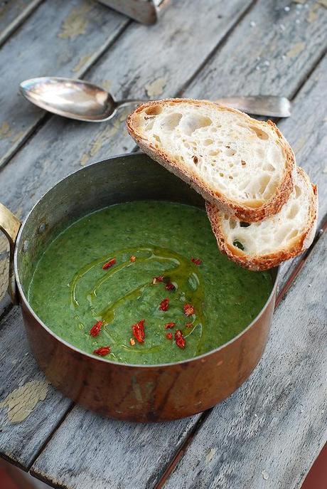 Crema di scarola con patate, acciughe e peperoncino. Tempo delle zuppe