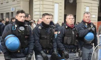 L'Italia dei forconi e i poliziotti buoni