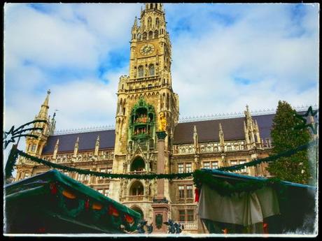 La torre del Neues Rathaus di Marienplatz addobbata per le feste