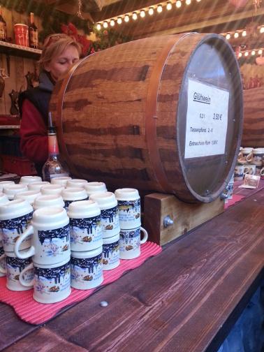 Tazze per il gluhwein in attesa di essere riempite per gli avventori del mercatino del Residenz