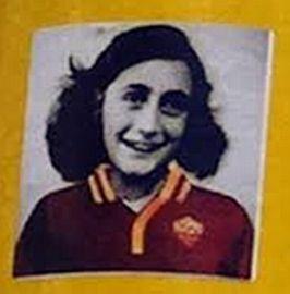 Roma: un utilizzo indecente di Anna Frank in un cartellone con la maglietta della Roma