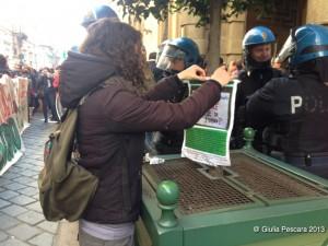 Secondo giorno forconi Torino. Davanti al palazzo della regione protestano per altre ragioni anche gli Studenti Indipendenti e la Fiom.