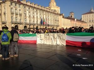 Secondo giorno forconi Torino. I manifestanti stanno ora protestando davanti al palazzo della Regione.
