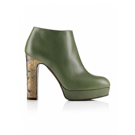 Tronchetto verde olive con decorazioni sul tacco