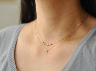 oggetti del desiderio: tiny gold necklace