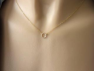 oggetti del desiderio: tiny gold necklace