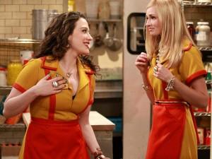 2 Broke Girls, una scena con Kat Dennings e Beth Behrs