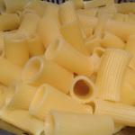 Cuocere i rigatoni al dente e lasciarli raffreddare.