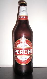 Una bottiglia di birra Peroni