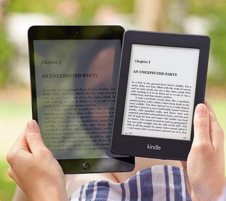 Ecco come si vede sotto la luce diretta naturale con un tablet tipo ipad a sinistra, e con un Kindle (credo sia il Paperwhite) a destra...