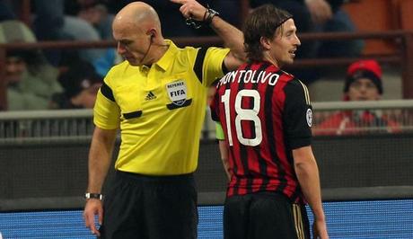 Riccardo Montolivo con Webb dopo la sua espulsione. Ansa