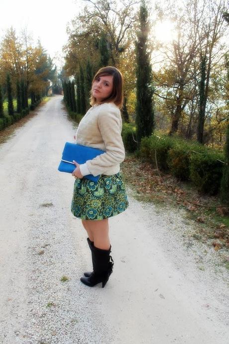 Outfit: gonna a fiori e pellicciotto beige