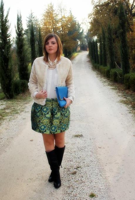 Outfit: gonna a fiori e pellicciotto beige