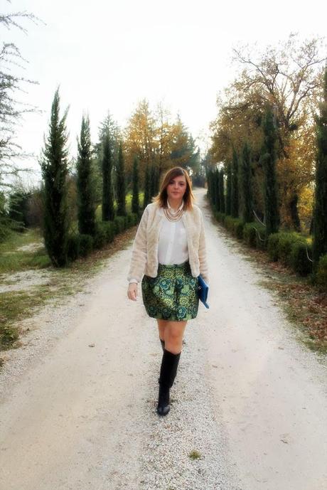 Outfit: gonna a fiori e pellicciotto beige