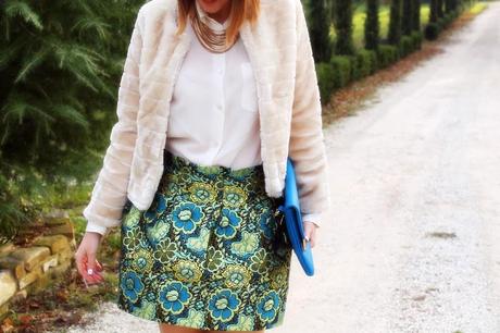 Outfit: gonna a fiori e pellicciotto beige