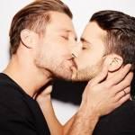 Bacio gay sulla copertina di GQ: 13 atleti sfidano l’omofobia (Video)