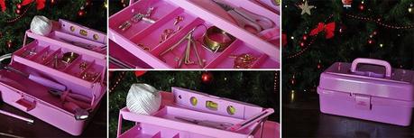 Una Cassetta degli attrezzi rosa per una bionda dentro.