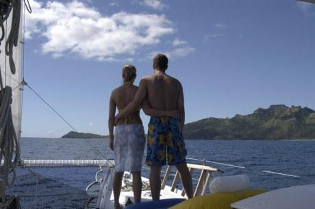 Ammirando le Yasawa dal ponte della Moana Uliuli - Barca a vela per crociere private tra i mari delle Fiji