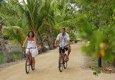In giro in bicicletta per Malolo Lailai, Mamanuca, Isole Fiji