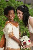 Una sposa ed una damigella fijiana a Musket Cove Resort, Mamanuca, Isole Fiji... scopri i pacchetti vacanze a Fiji