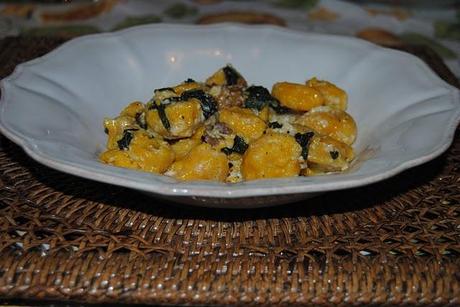 Gnocchi di ricotta e zucca con noci e salvia