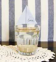 UNA BARCHETTA GALLEGGIANTE FA DA SEGNAPOSTO